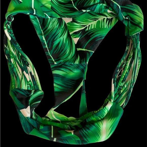 Cupshe Tropical Leaves Tank Bikini
Two Piece Green/Black - Picture 7 of 8